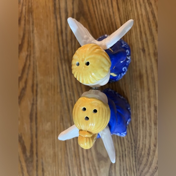 Vintage 80’s KISSING ANGELS Magnetic Salt & Pepper Shakers - Porcelain - Picture 8 of 10